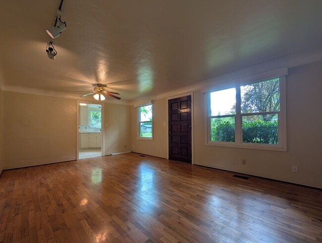 Building Photo - Great 2 bed/1 bath with tons of character!