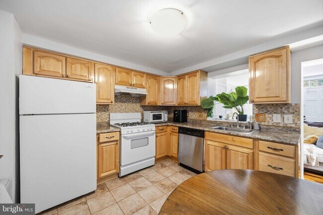 Building Photo - 725 Pemberton Street Unit 10