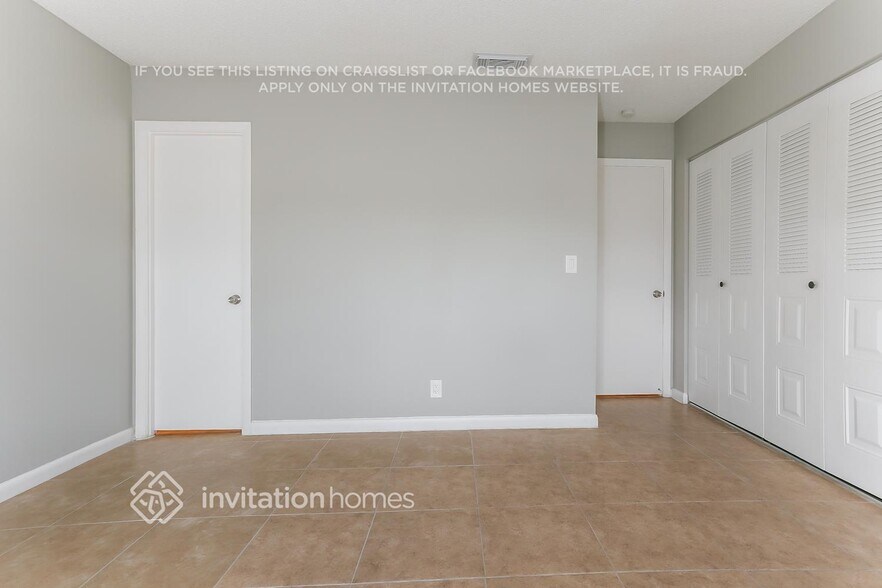 Building Photo - 9422 Saddlebrook Dr