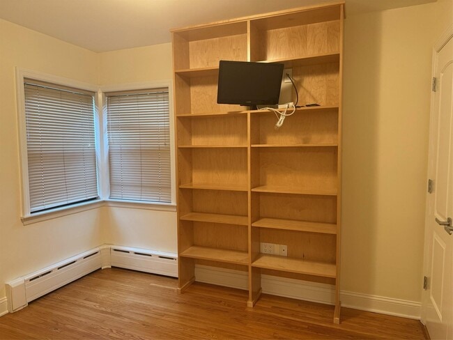Building Photo - 1357 Kew Ave