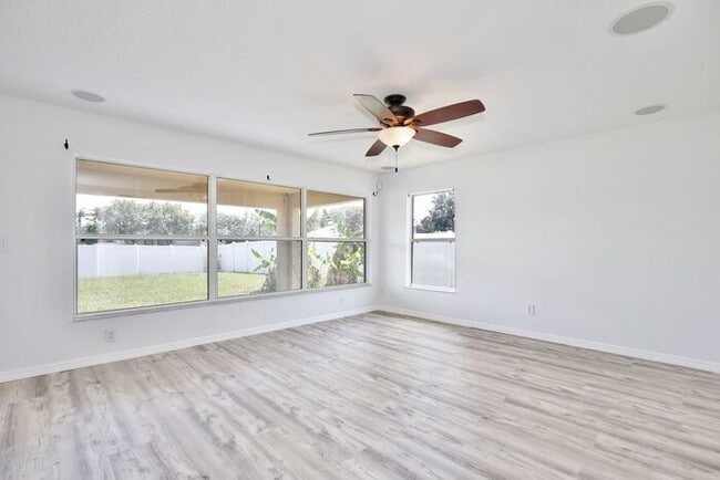 Building Photo - Beautiful 3/2 Spacious Home with a Bonus Room and a Large Fenced Backyard in Southern Fields - Cl...