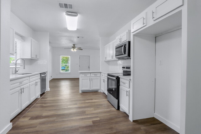 Building Photo - "Charming 3-Bedroom Sanctuary on Buckingha...