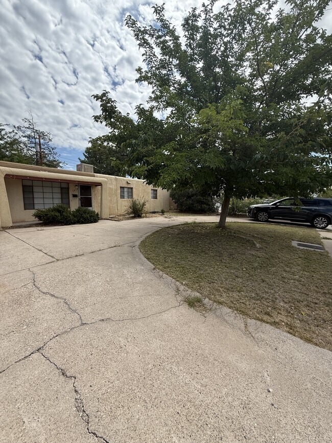 Building Photo - 1612 Hendola Dr NE