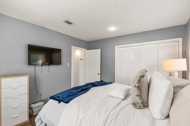 Building Photo - 5808 Community Dr