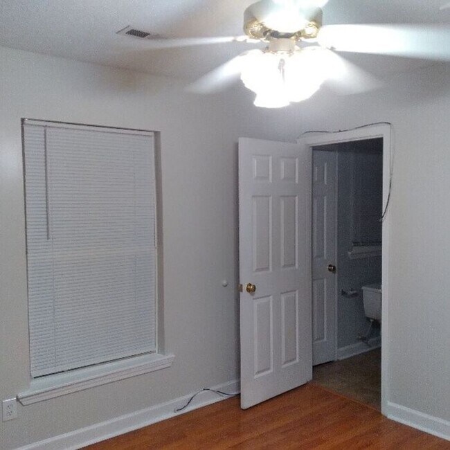Building Photo - Duplex available now!
