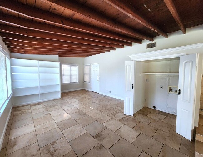 Building Photo - 504 Holmsley Ave