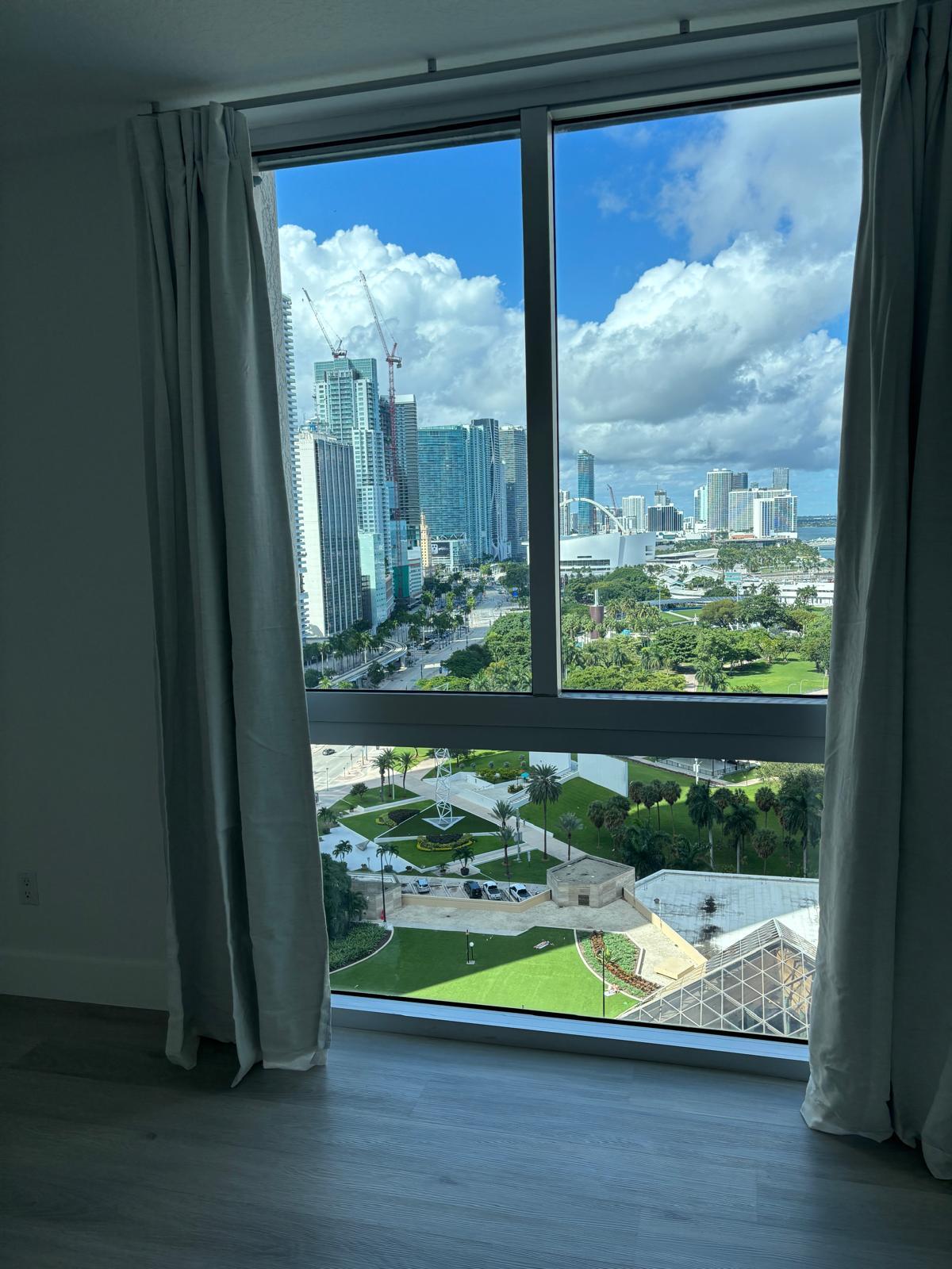 Building Photo - 950 Brickell Bay Dr