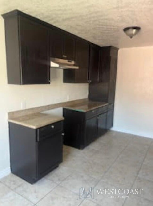 Building Photo - 1041 W Reeve St