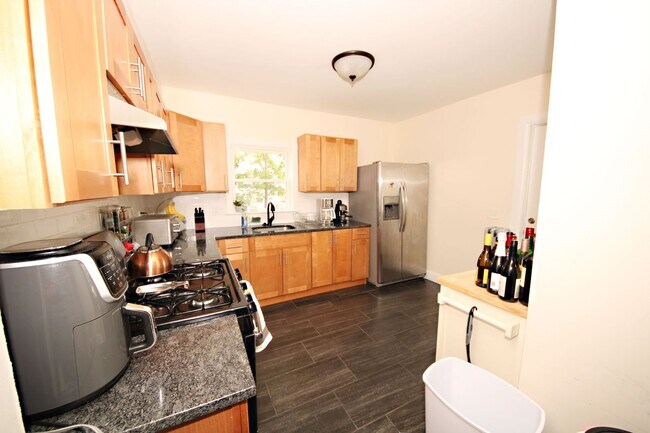 Building Photo - 4 bed 2 bath in Waltham no broker fee