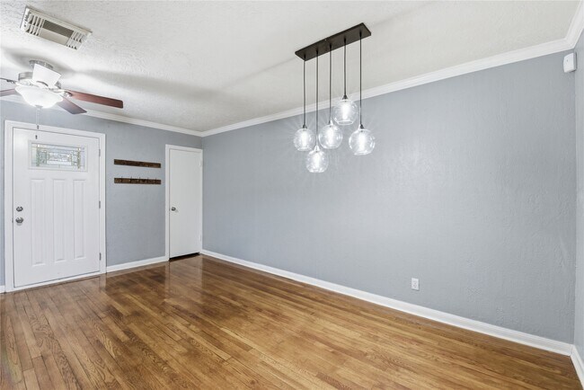 Building Photo - 1814 Chantilly Ln