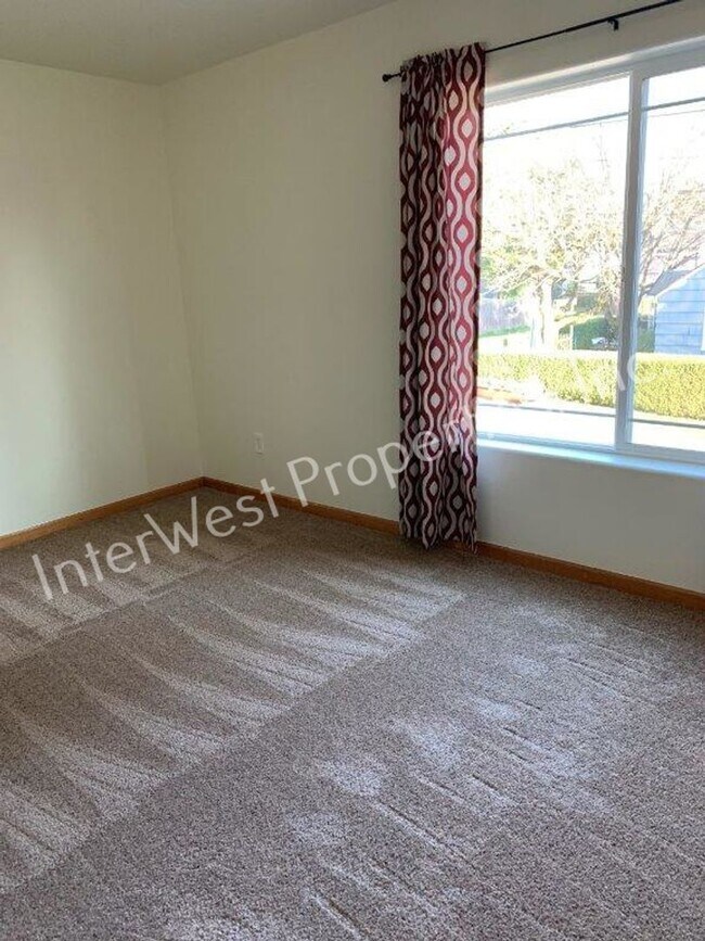 Building Photo - FLIK01-OPM