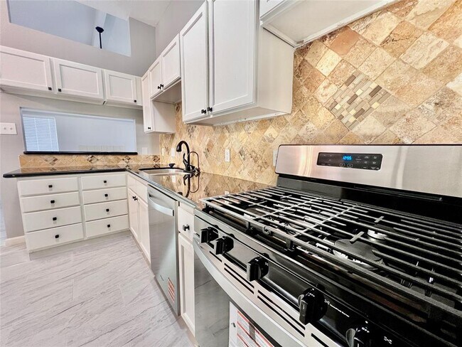 Building Photo - 15543 Scenic Haven Dr