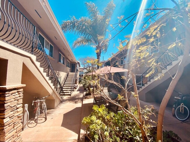 Building Photo - Lovely 2 bedroom/1 Bathroom hidden gem located in Pacific Beach!!