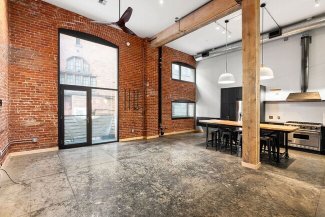 Building Photo - 1016 W Railroad Alley