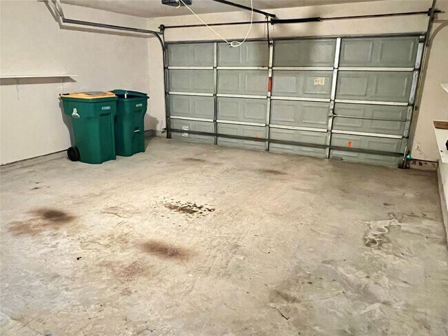 Building Photo - 42 W Foxbriar Forest Cir