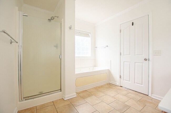Building Photo - Three Bedroom with Bonus and Pool!