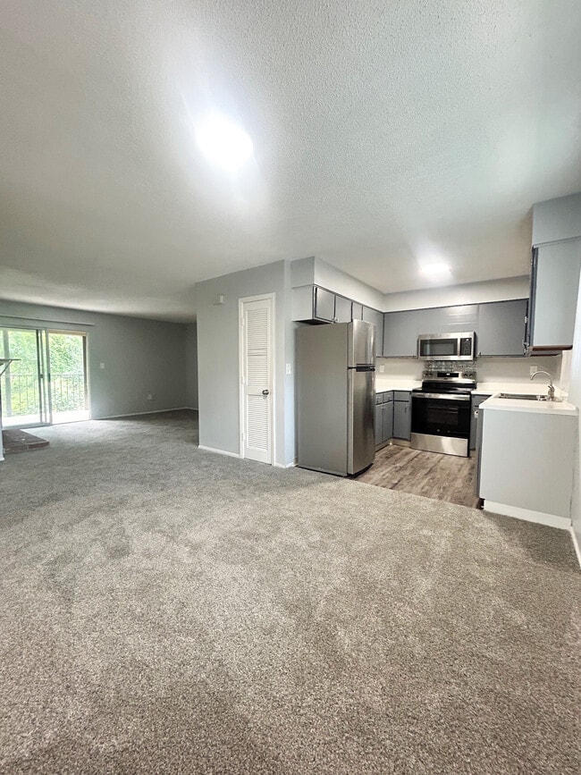 Building Photo - 601 Riverhill Cir