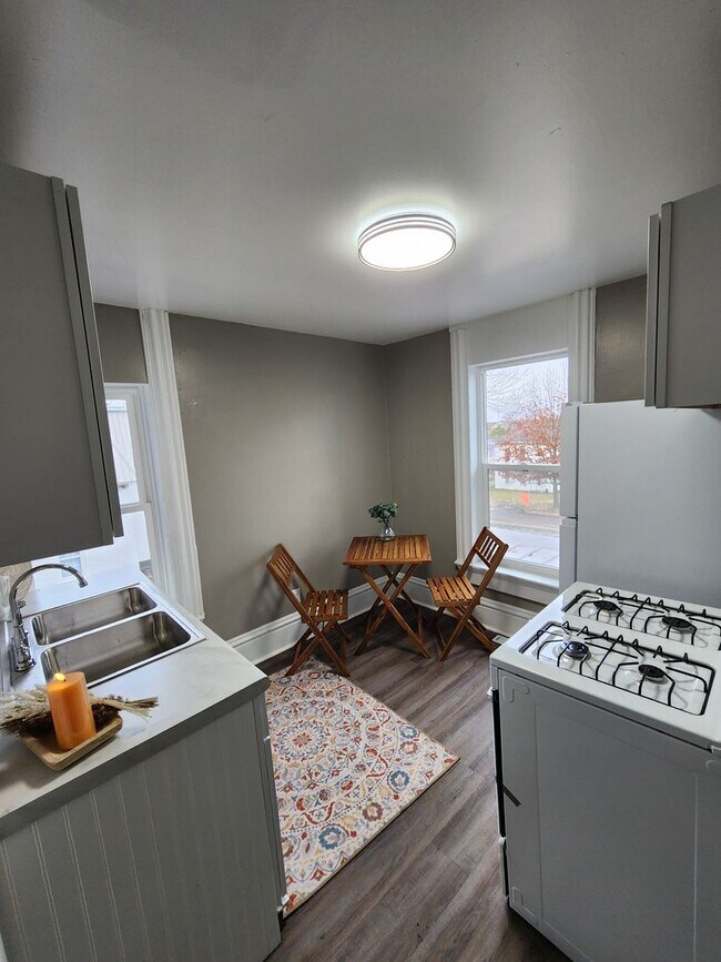 Building Photo - Large one bedroom one bath upstairs apartment