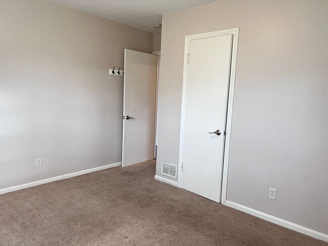 Building Photo - East Grand Rapids schools! 4 Bedroom Home