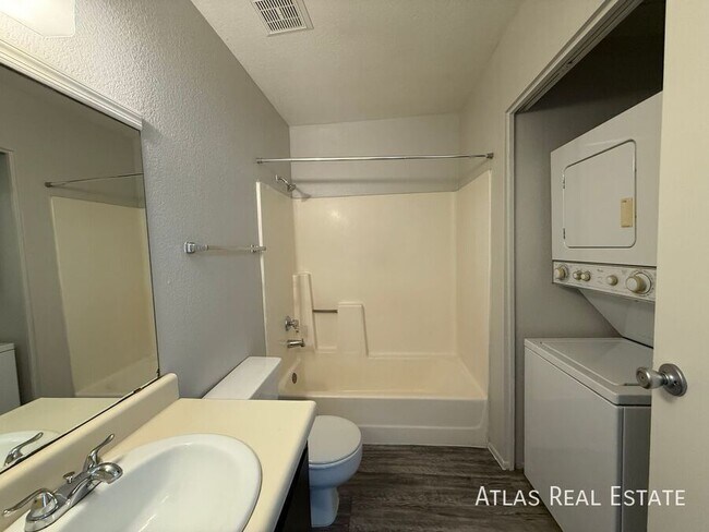 Building Photo - 465 W Ivyglen St