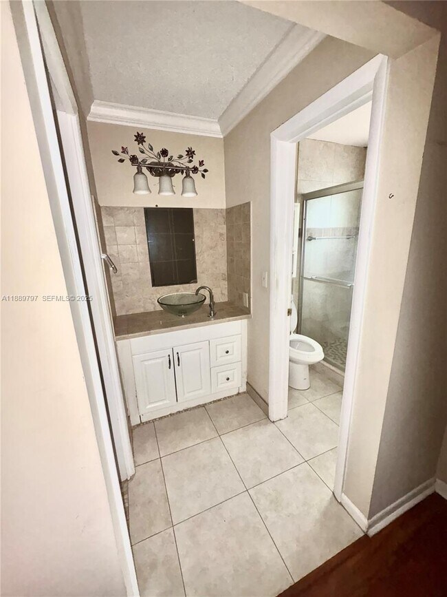 Building Photo - 5140 SW 40th Ave