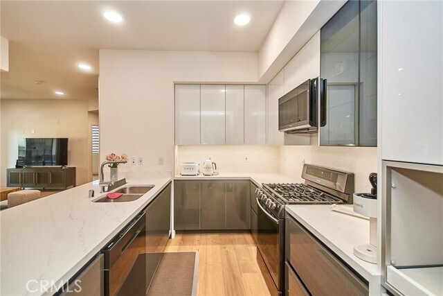 Building Photo - 820 S Wilton Pl