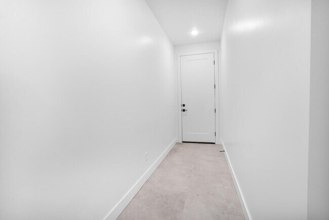 Building Photo - HURRICANE TOWNHOME!! Pet Friendly!