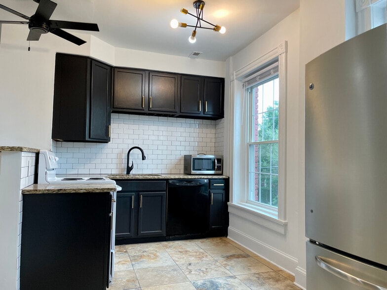 Building Photo - 140 W Clay St