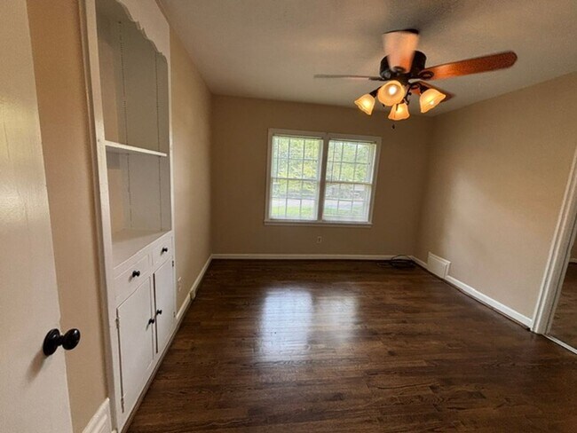 Building Photo - 1531 Iris Dr