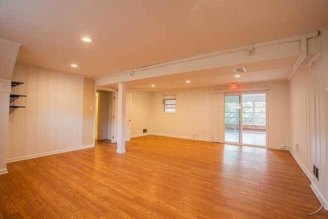 Building Photo - Huge 1 Bedroom & Den Basement Apartment in...