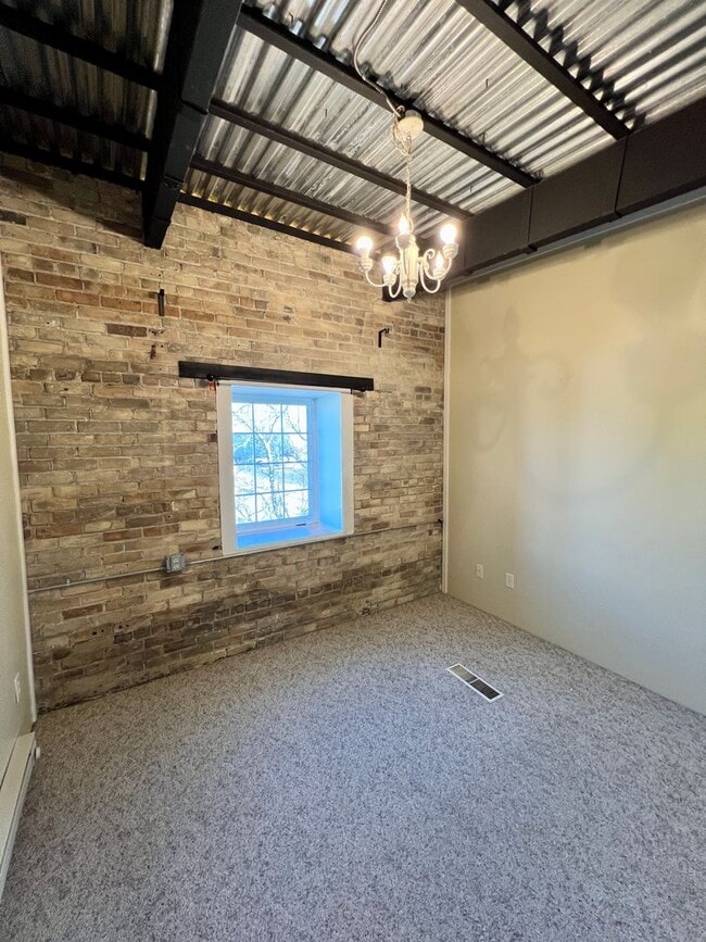 Building Photo - Industrial Style 3 Bedroom Home AVAILABLE JUNE!!!