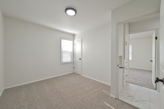 Building Photo - 4013 Mallard Dr