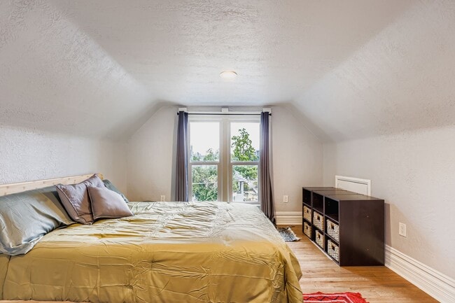 Building Photo - 536 E 2nd Ave