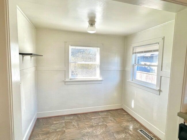 Building Photo - Portsmouth Neighborhood 3 story Home with Laminate H/W Floors, Fenced Backyard