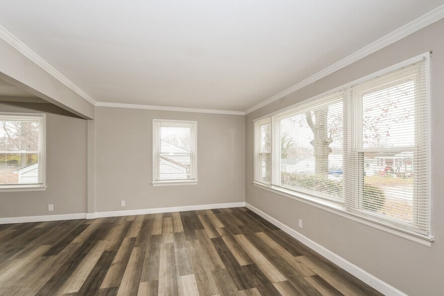 Building Photo - 1425 Akron Dr