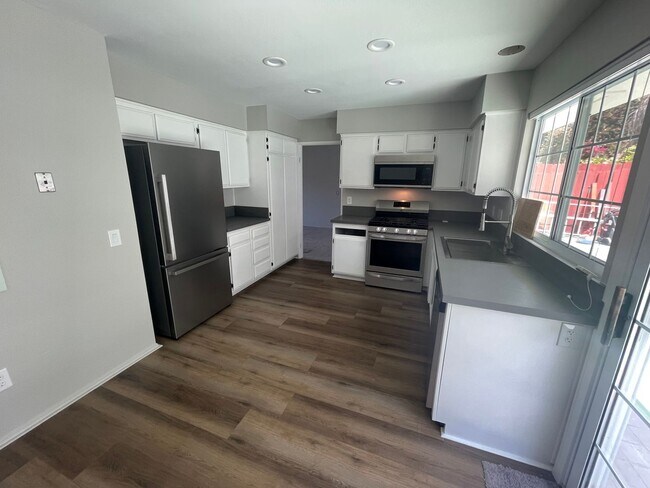 Building Photo - 4 Bedroom Cul-du-sac Home Avaialble!