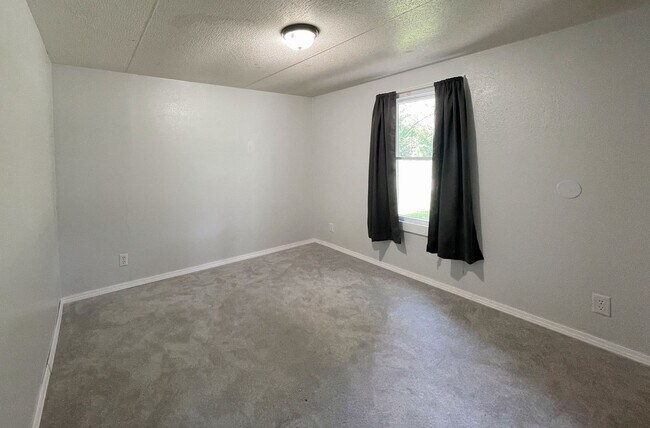Building Photo - 3 bedroom home located in South Hutchinson