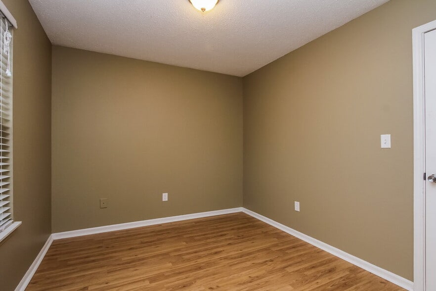 Building Photo - 17913 Sanibel Cir