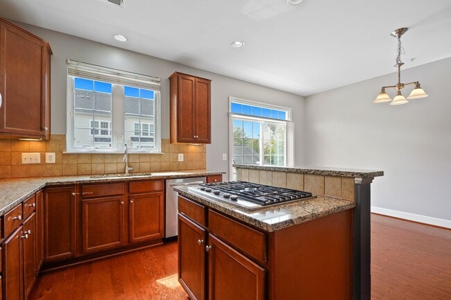 Building Photo - 3 BEDROOM, 4 BATHROOM TOWNHOME AVAILABLE MARCH 15th SUMMERFIELD RESIDENCES AT VICTORY PROMENADE!