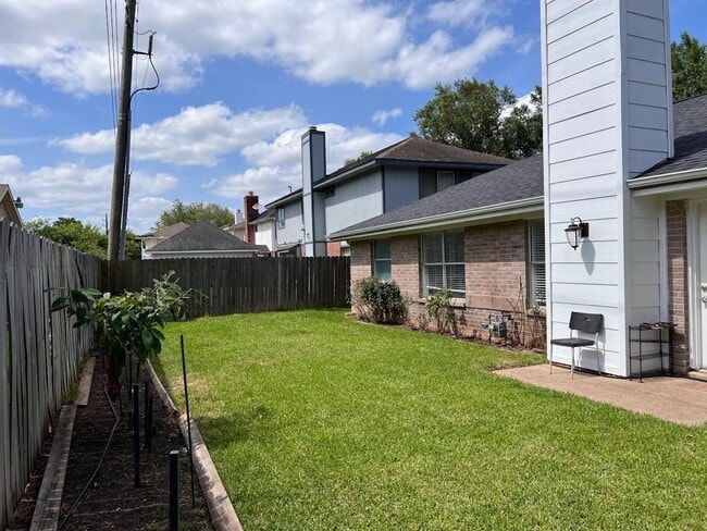 Building Photo - 2450 Parkwood Ln