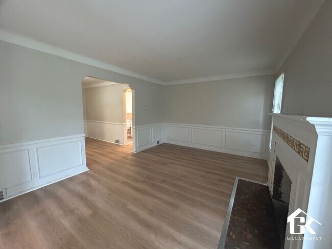 Building Photo - 3 Bed 1 Bath Eastside Home Available - Near St John Moross!
