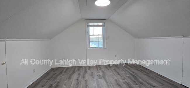 Building Photo - 1560 Riegel St