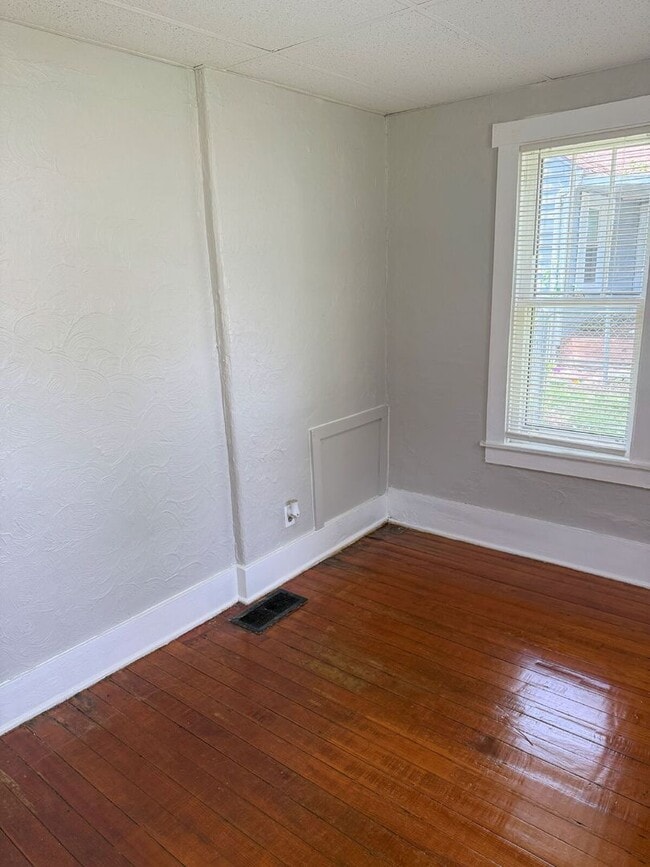 Building Photo - 3 bedroom, 1 bath remodeled home