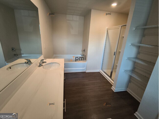 Building Photo - 3541 Falconwood Dr