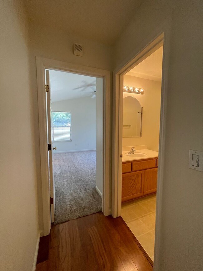 Building Photo - Charming single story home located on the ...