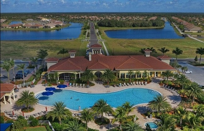 Building Photo - 2 bedroom, 2 bathroom attached villa home ...