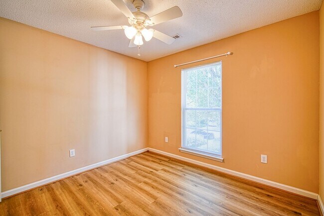 Building Photo - Spacious 4 BR, 2 BA Home On Quiet Cul de Sac, Private Fenced Backyard, Community Pool