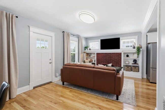 Building Photo - Furnished 3-Bedroom, 2-Bath Apartment in North Buffalo