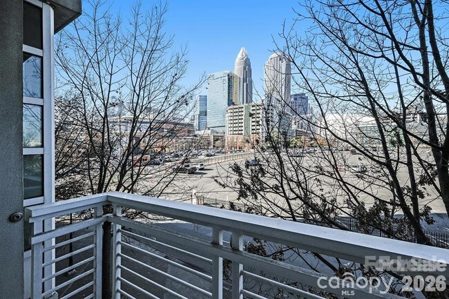 Building Photo - 505 E 6th St