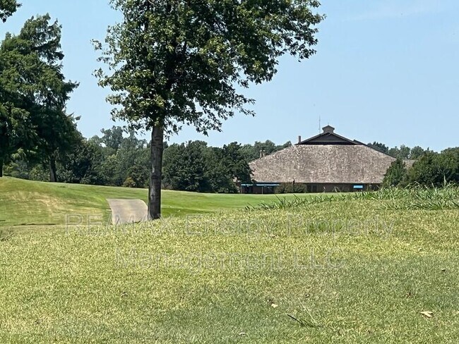 Building Photo - 440 St Claire Dr